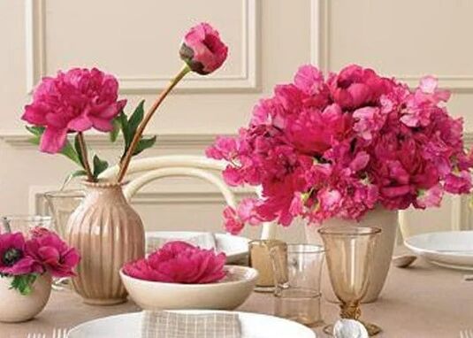 Blumen in der Tischeinstellung