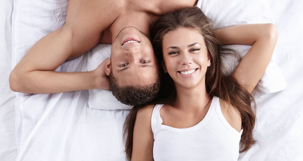 Frau im Bett mit einem Mann, der eine gesteigerte Potenz hat