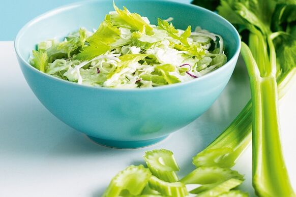 Gemüsesalat mit Kräutern für die Potenz