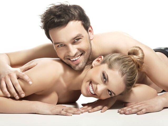 Frau und Mann, die mit Produkten die Potenz steigerten